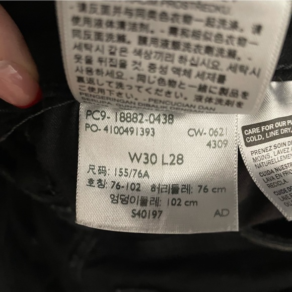 Women’s black skinny Levi’s 30w 28L with ripped knee - Picture 4 of 4